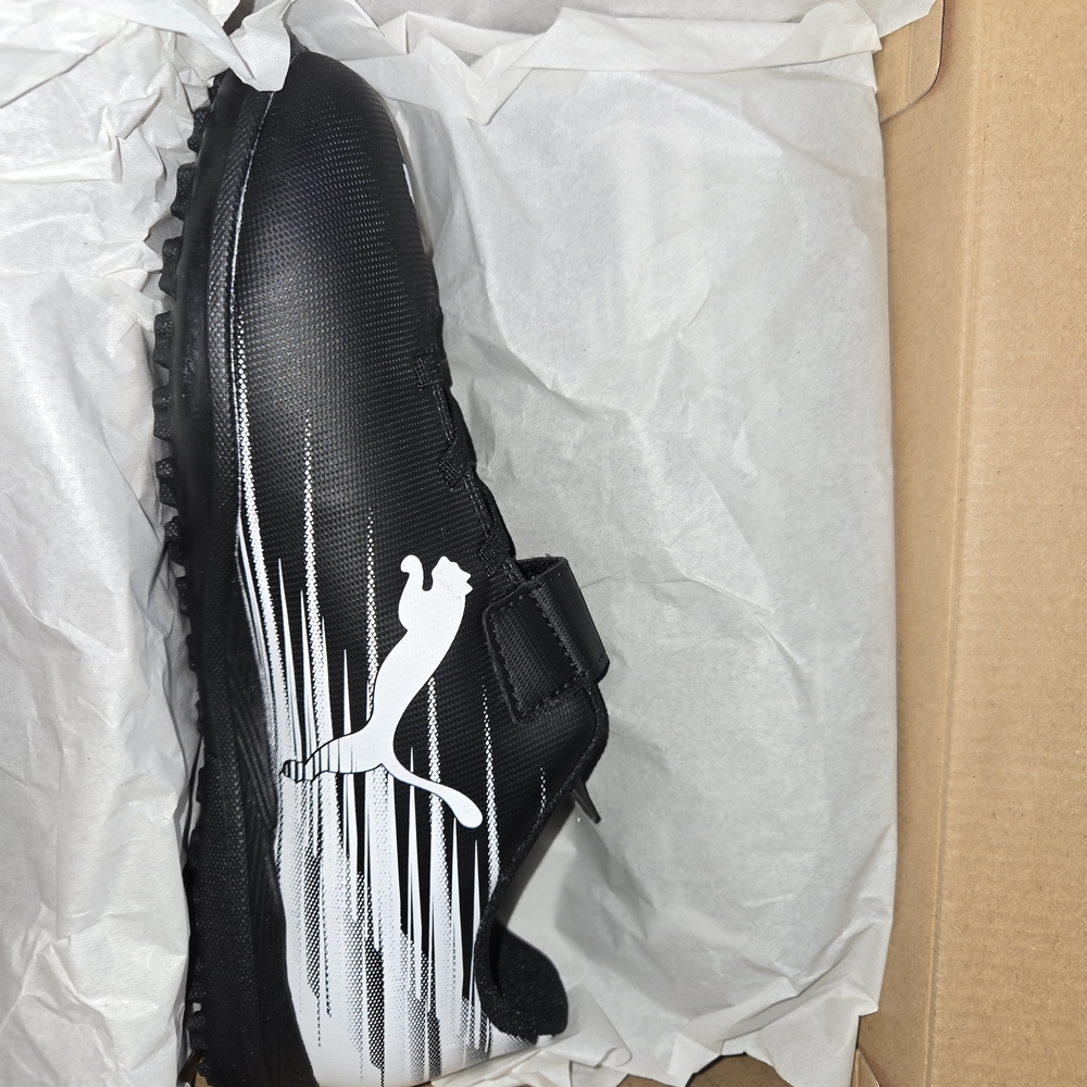 Puma Attacanyo II Kids Black And White Soccer Turf Cleats Size 4.5